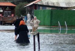 Muğla'da kaplıca sel altında kaldı: Alman turist yine de yollara düştü