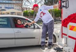 Kuşadası'nda Sevgililer Günü'nde çöp kamyonu sevgi dağıttı