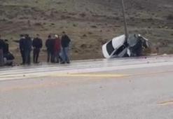 Develi'de direğe çarpan otomobil ikiye katlandı