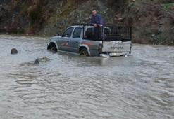 Şiddetli yağışla birlikte sele teslim olan yollarda araçlar mahsur kaldı: Yaşanan zor anlar kamerada