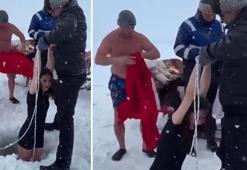 Ardahan'dan gelen görüntüler şaşırttı! Buz gibi suyuna daldılar