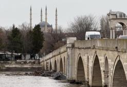 Edirne'de tarihi köprü için sarı alarm! Dev tomruklar tıkadı