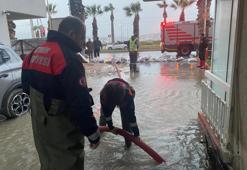 İzmir’de 50 yılda bir görülen meteorolojik tablo! Dalgalar 1 metreye ulaştı