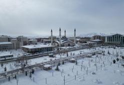 Ağrı'da cadde ve sokaklarda oluştu: Doğa kendini bu şekliyle gösterdi