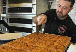 İzmir'de boyoz ustası Ramazan'a özel börek yaptı: 'Farklı bir lezzet olmuş'