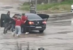 Adana'da bir kadının karıştığı sopalı kavga kameralara yansıdı