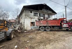 Akyazı'da 20 kamyon dolusu çöpü 25 yılda evinde biriktirmiş