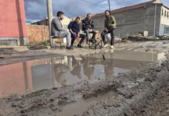 Eskişehir'de izahı olmayan şeyin mizahı oldu, sürekli göle dönen sokakta balık tutmaya başladılar