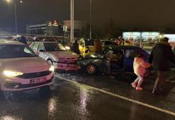 Kocasinan'da otomobil kırmızı ışıkta bekleyen 5 araca çarptı: 2 yaralı