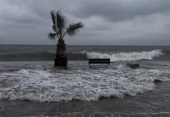 Bursa’da denizle kara birleşti, sokaklar göle döndü