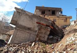 Adıyaman Besni'de 2 katlı bina çöktü