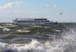 Gökçeada ve Bozcaada'da feribot seferlerine 'fırtına' engeli