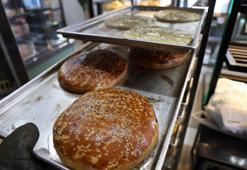 Elazığlılar bu tadı bekliyor! Yapımı saatler sürüyor, iftarda saniyeler içinde tükeniyor