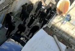 Gündüz vakti dehşeti yaşattılar! Girdikleri evdeki 2 kadını darbettiler