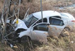 Beyşehir'de yoldan çıkan otomobil direğe çarptı