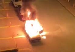 Adana'da park halindeki otomobil alev alev yandı