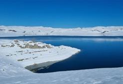 Ağrı Yazıcı Barajı’nın yüzeyindeki buz tabakası çözüldü, kartpostallık manzara oluştu