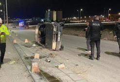 Beton duba ve aydınlatma direğine çarpan otomobil yan yattı