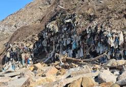 Zonguldak Kozlu Sahili’nde denize sıfır eski çöp alanındaki atıklar sahillere saçılıyor