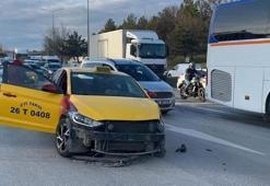 Eskişehir’de otomobil ticari taksiye çarptı, 3 kişi yaralandı