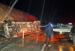 Uşak'ta karşı şeride geçip şarampole devrilen işçi servisindeki 17 kişi yaralandı