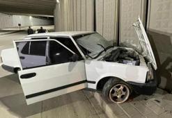 Kontrolden çıkan otomobil alt geçidin duvarına çarptı