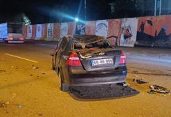 Otomobil refüje çarpıp takla attı 2 kişi yaralandı