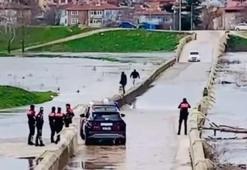 Edirne'de iki kişi başardı: Tarihi köprüyü böyle geçtiler