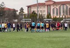 Amatör maçta saha karıştı! Aynı takımın futbolcuları birbirine girdi