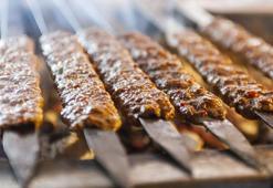 Evde adana kebabı keyfi: Mangal başında lezzet ziyafeti