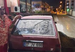 Antalya'da tozlu araçlarda görüldü: Arka camda sanat icra ediyor
