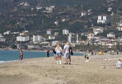 Antalya şubatta yazı yaşıyor! Güneşi gören plaja koştu