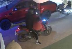 Alanya'da dükkanın önündeki oyuncak ayıyı çaldılar