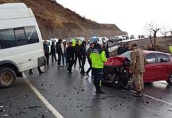 Pervari'de öğrenci servisi ile otomobil çarpıştı