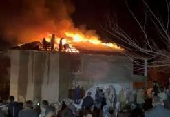 Pervari'de evin çatısı alevlere teslim oldu, köylüler kovalarla tankere su taşıdı