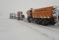 Antalya'da iki mevsim bir arada! Şehirde yaz, bin 825 rakımlı Alacabel'de kar yağışı