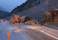 Amasya'da facianın kıyısından dönüldü! Dağdan kopan dev kayalar yola düştü
