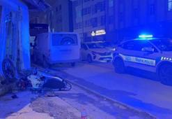 Eskişehir'de motosiklet önce yayaya ardından duvara çarptı: 3 yaralı
