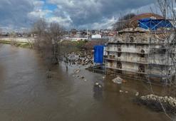 Edirne’de sel baskını: Tarihi caminin restorasyonu durma noktasında! Debi yükseldi, mezar taşları görünmez oldu