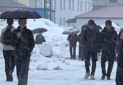 Yüksekova’da kar yağışı ilçeyi beyaza bürüdü