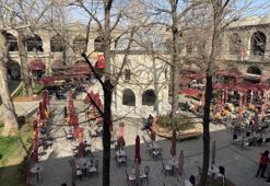 Bursa'nın hafızası Koza Han yeniden eski günlerine döndü: Mahkeme kararıyla dubalar kalktı, vatandaş akın etti