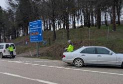 İnegöl-Domaniç karayolunda ticari araç ile otomobil çarpıştı