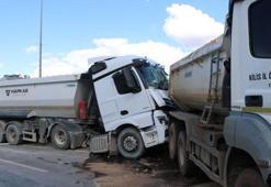 Kilis'te hafriyat kamyonları çarpıştı