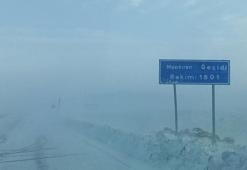 Kar yağışı ve tipi Sivas’ta ulaşımı aksattı, kilometrelerce tır kuyrukları oluştu