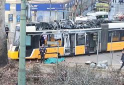 İtalya Milano'da tramvay raydan çıkarak kaza yaptı