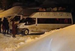 Iğdır'da köy yolunda mahsur kalan öğrenci servisi kurtarıldı