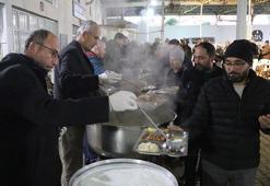Bu mahallede kadınlar Ramazan'da mutfağa girmiyor! 25 yıldır iftarda yemekleri erkekler yapıyor