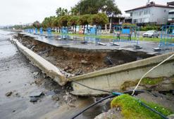 Atakum Sahili savaş alanına döndü: 3 metrelik dev dalgalar yürüyüş yollarını yıktı geçti