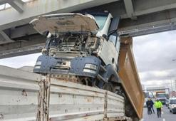 Tıra yüklenmiş hafriyat kamyonu üst geçide çarptı