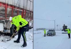 Kar yağışı ve buzlanma nedeniyle yolda kalanlara polis desteği